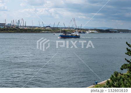 大阪・関西万博終焉 解体工事現場の記録 前を航行する船 132601610