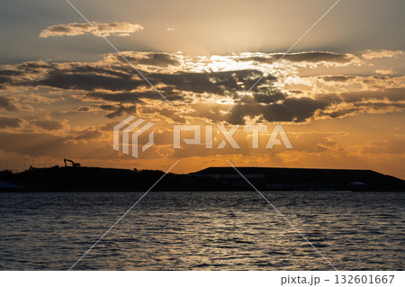 大阪・関西万博終焉 解体工事現場の記録 夕焼け空の天使のはしごとショベルカーのシルエット 大阪・関西万博終焉 解体工事現場の記録 夕焼け空の天使のはしごとショベルカーのシルエット 132601667