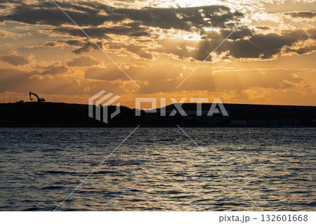 大阪・関西万博終焉 解体工事現場の記録 夕焼け空とショベルカーのシルエット 大阪・関西万博終焉 解体工事現場の記録 夕焼け空とショベルカーのシルエット 132601668