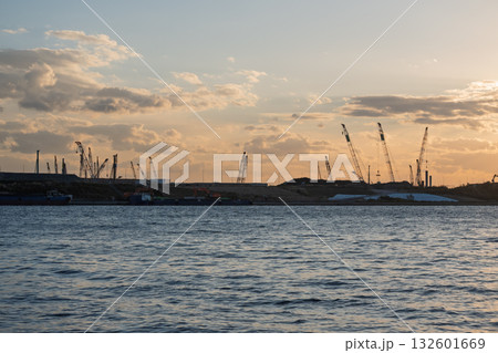 大阪・関西万博終焉 解体工事現場の記録 夕焼け空と乱立するクレーン 大阪・関西万博終焉 解体工事現場の記録 夕焼け空と乱立するクレーン 132601669