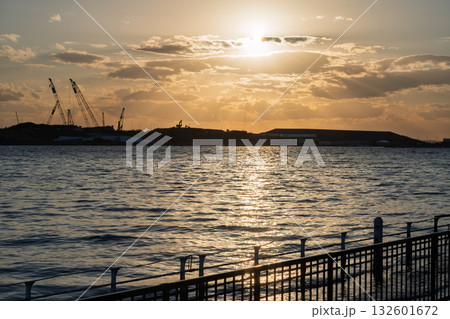 大阪・関西万博終焉 解体工事現場の記録 夕日が輝くクレーンとショベルカー 大阪・関西万博終焉 解体工事現場の記録 夕日が輝くクレーンとショベルカー 132601672