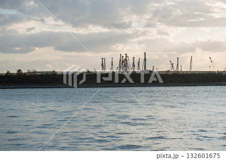 大阪・関西万博終焉 解体工事現場の記録 日が傾きかけた頃の大屋根リングと重機 大阪・関西万博終焉 解体工事現場の記録 日が傾きかけた頃の大屋根リングと重機 132601675