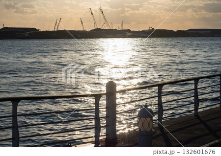 大阪・関西万博終焉 解体工事現場の記録 夕日に輝く海と重機 大阪・関西万博終焉 解体工事現場の記録 夕日に輝く海と重機 132601676
