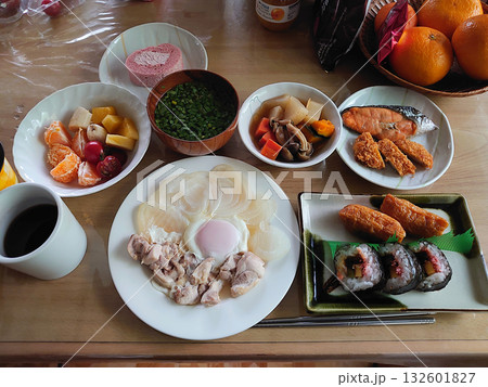 今日のおすすめランチメニュー・今日の日替わりランチ~助六寿司と秋鮭の塩焼き,チキンソテーの組み合わせ 今日のおすすめランチメニュー・今日の日替わりランチ~助六寿司と秋鮭の塩焼き,チキンソテーの組み合わせ 132601827