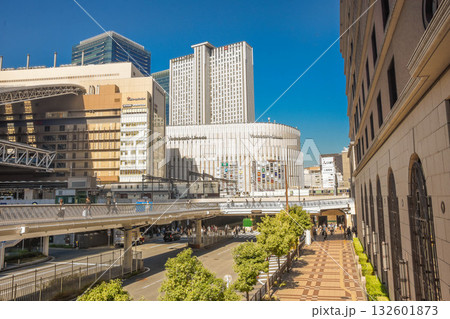 大阪梅田　阪急電車周辺の街並み風景 132601873
