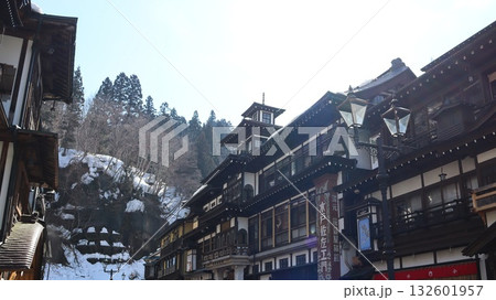 銀山温泉の古い街並み 132601957