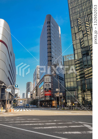 大阪梅田　阪急電車周辺の街並み風景 132602053