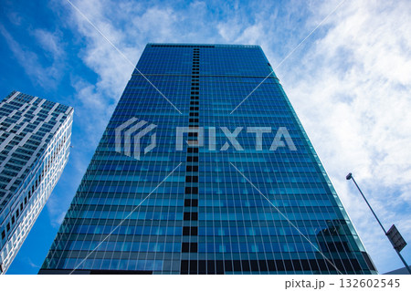渋谷駅周辺のビルの窓ガラスに反射する雲【ビジネスイメージ】 132602545