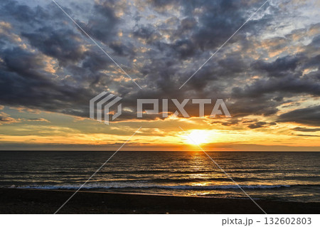 内灘海岸の夕焼け 132602803