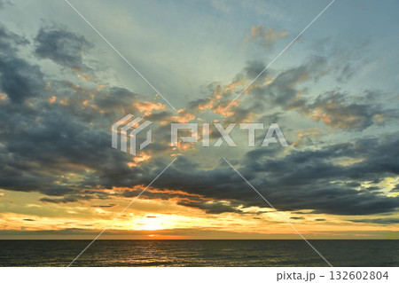 内灘海岸の夕焼け 132602804
