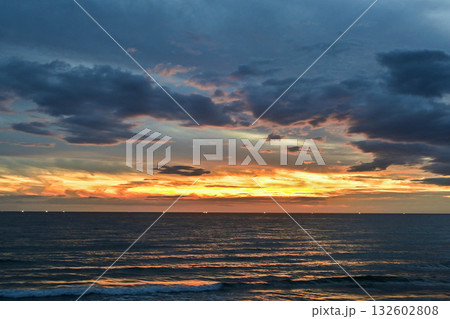 内灘海岸の夕焼け 内灘海岸の夕焼け 132602808