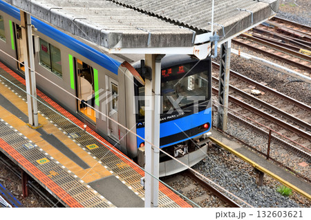 東武鉄道アーバンパークラインの向こうを走るJR線 132603621