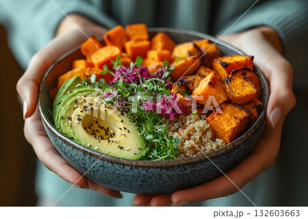 ローストサツマイモ、キヌア、アボカドのヴィーガンブッダボウル 132603663