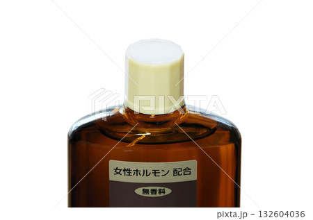 ボトル先端のスクリューキャップを閉めた女性ホルモン配合で無香料の育毛剤 132604036