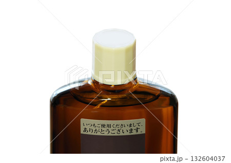 ボトル先端のスクリューキャップを閉めた育毛剤 132604037
