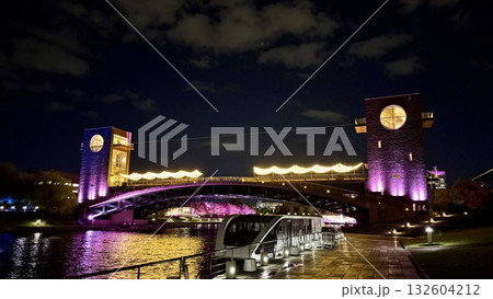 夜のピンクにライトアップされた橋の全景 132604212