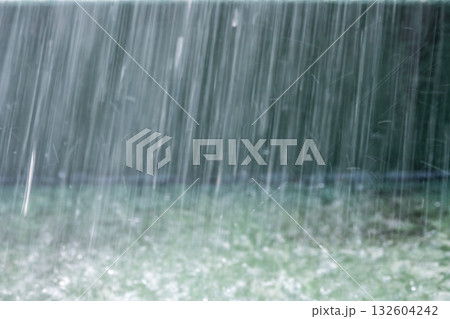 背景素材・梅雨・激しく降る雨のイメージ 背景素材・梅雨・激しく降る雨のイメージ 132604242