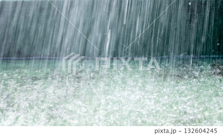 背景素材・梅雨・激しく降る雨のイメージ 132604245