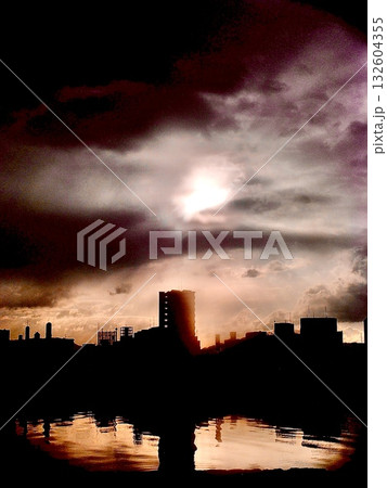 朝焼けに染まる都市のシルエット 132604355