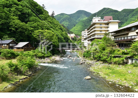 日光市川治温泉　男鹿川と薬師橋と薬師の湯と山並み 132604422
