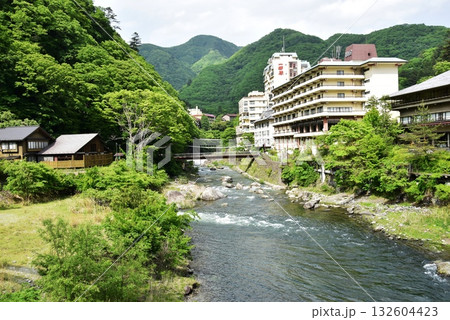 日光市川治温泉 男鹿川と薬師橋と薬師の湯と山並み 日光市川治温泉 男鹿川と薬師橋と薬師の湯と山並み 132604423