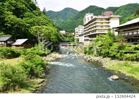 日光市川治温泉 男鹿川と薬師橋と薬師の湯と山並み 日光市川治温泉 男鹿川と薬師橋と薬師の湯と山並み 132604424