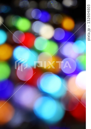 カラフルな丸ボケ 【玉ボケ】 【黒背景】 132604803