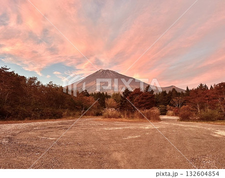 夕陽色に染まる雲と富士山 132604854