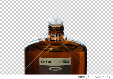 【透明背景摳圖】無香型生髮產品，含有女性荷爾蒙，瓶蓋末端已打開。 132605265