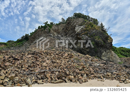 琴ヶ浜の崩れた柱状節理 琴ヶ浜の崩れた柱状節理 132605425