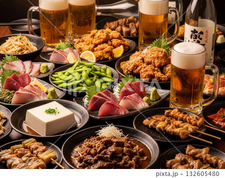 居酒屋で楽しむ豪華な和食宴会：ビールと日本酒で乾杯！ 132605480