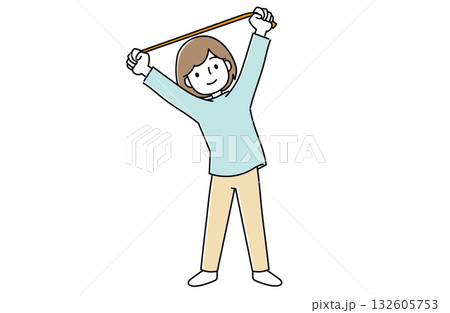 ゴムを使って体側を伸ばす女性 132605753