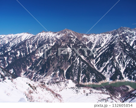 残雪の立山黒部アルペンルート　立山ロープウェイの大観峰駅から黒部湖と赤沢岳，スバリ岳を臨む 132605854