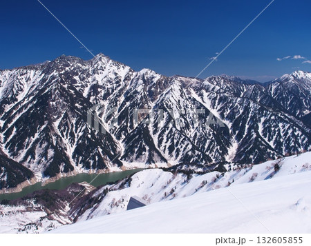 残雪の立山黒部アルペンルート　立山ロープウェイの大観峰駅から黒部湖とスバリ岳，針ノ木岳を臨む 132605855