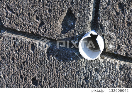 擁壁にある水抜き穴 擁壁にある水抜き穴 132606042