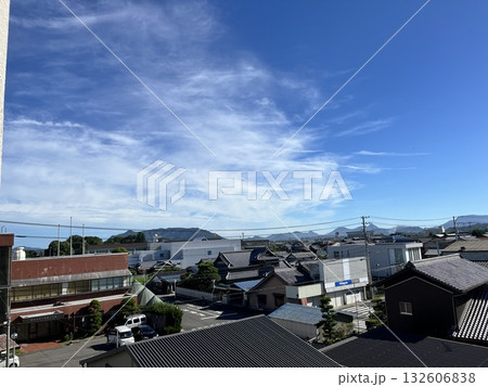 青い空と雲、澄んだ空気、爽やか 132606838