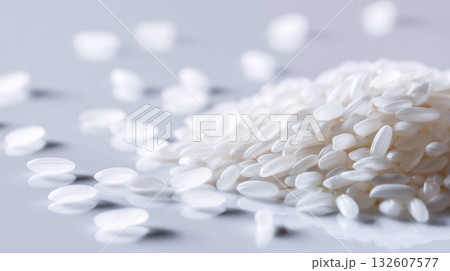 白背景に輝く精米 白背景に輝く精米 132607577