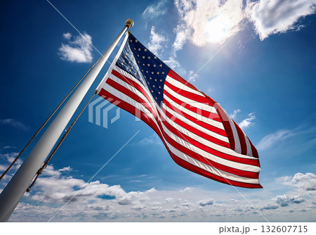 青空に舞う星条旗:希望、自由、そして力強さを伝えるドラマチックなアングル 青空に舞う星条旗:希望、自由、そして力強さを伝えるドラマチックなアングル 132607715