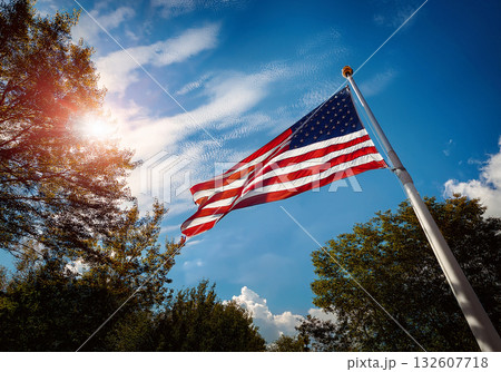 青空に舞う星条旗:希望、自由、そして力強さを伝えるドラマチックなアングル 青空に舞う星条旗:希望、自由、そして力強さを伝えるドラマチックなアングル 132607718