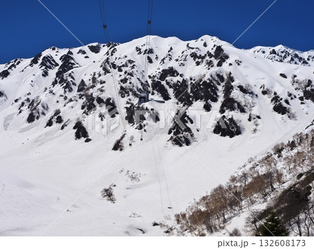 残雪の立山黒部アルペンルート　立山ロープウェイの黒部平駅付近から雄山を臨む 132608173