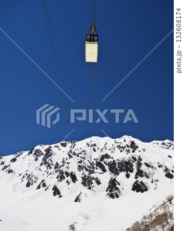 残雪の立山黒部アルペンルート タンボ平から立山ロープウェイのゴンドラと雄山を臨む 残雪の立山黒部アルペンルート タンボ平から立山ロープウェイのゴンドラと雄山を臨む 132608174