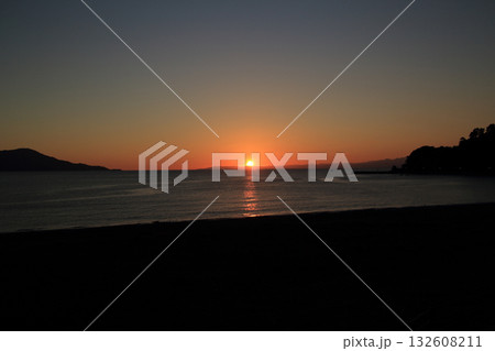 夕日 海岸 夕焼け 波 背景 132608211