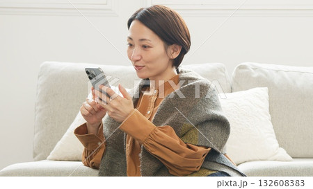 携帯を操作している女性 携帯を操作している女性 132608383
