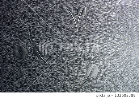 木の葉の模様が入った昭和レトロガラスの背景テクスチャ 132608389