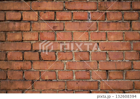 古くて荒い、赤レンガの壁の背景テクスチャ。日陰＆クローズアップバージョン 132608394