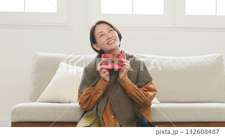 プレゼント 女性 イメージ   132608487