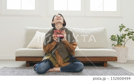 プレゼント 女性 イメージ   132608494