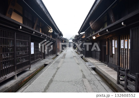 日本の岐阜県　高山市の古い町並　歴史を感じさせる古民家　春の高山祭期間中の朝の様子 132608552