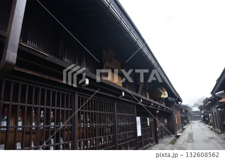 日本の岐阜県　高山市の古い町並　歴史を感じさせる古民家　春の高山祭期間中の朝の様子 132608562