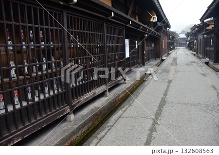 日本の岐阜県　高山市の古い町並　歴史を感じさせる古民家　春の高山祭期間中の朝の様子 132608563